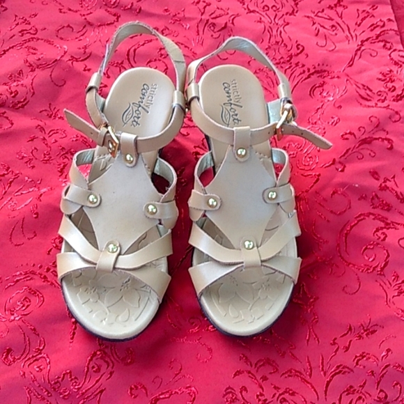 Strictly Comfort Sandals 👡 - Picture 1 of 4